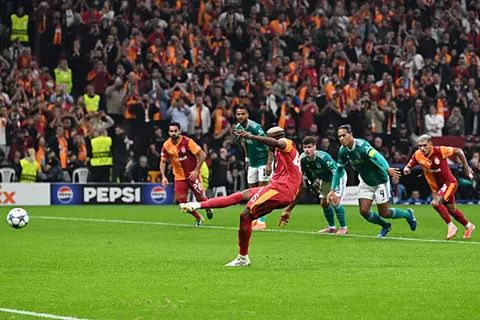 هداف نيجيريا التاريخي في دوري أبطال أوروبا.. أوسيمين يهز شباك ليفربول